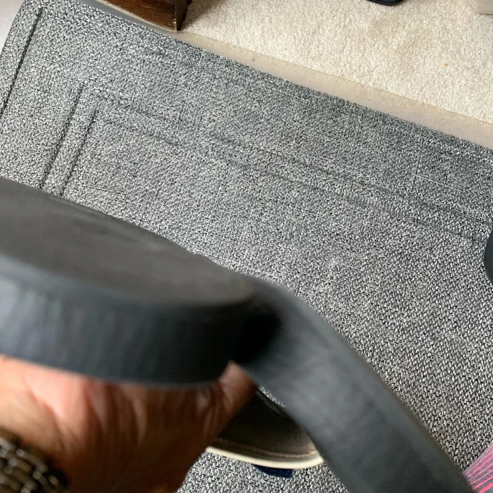 Gucci slides that have lots of life still. Needs a little cleaning. - Picture 5 of 7